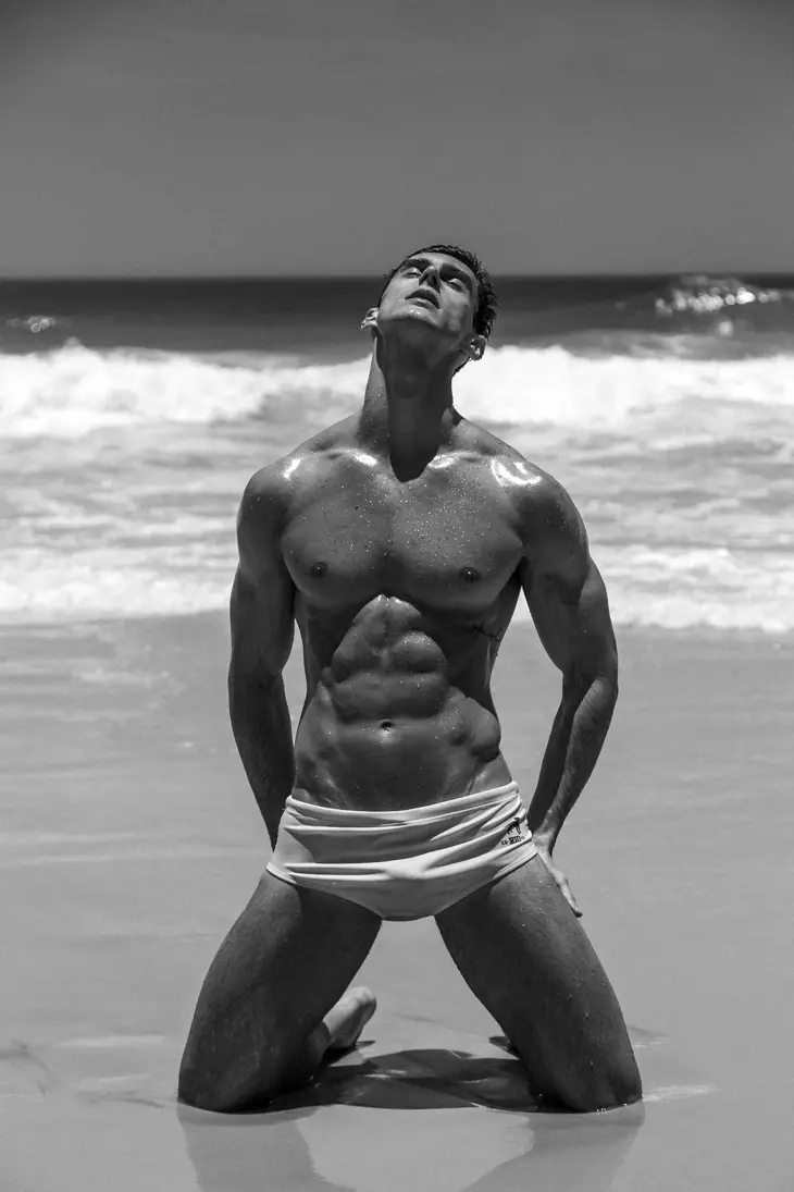 Brazilian adonis Bruno Lage (40 Graus Models) o ema haufi le studio sa mots'oants'o Jeff Segenreich bakeng sa letoto le monate la litšoantšo tsa B/W. Nathalia Cherem (Letswai Mgt).