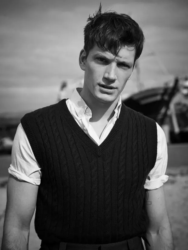 Florian van Bael oleh David Goldman dalam 'The Fisherman' untuk ELLE Man China.