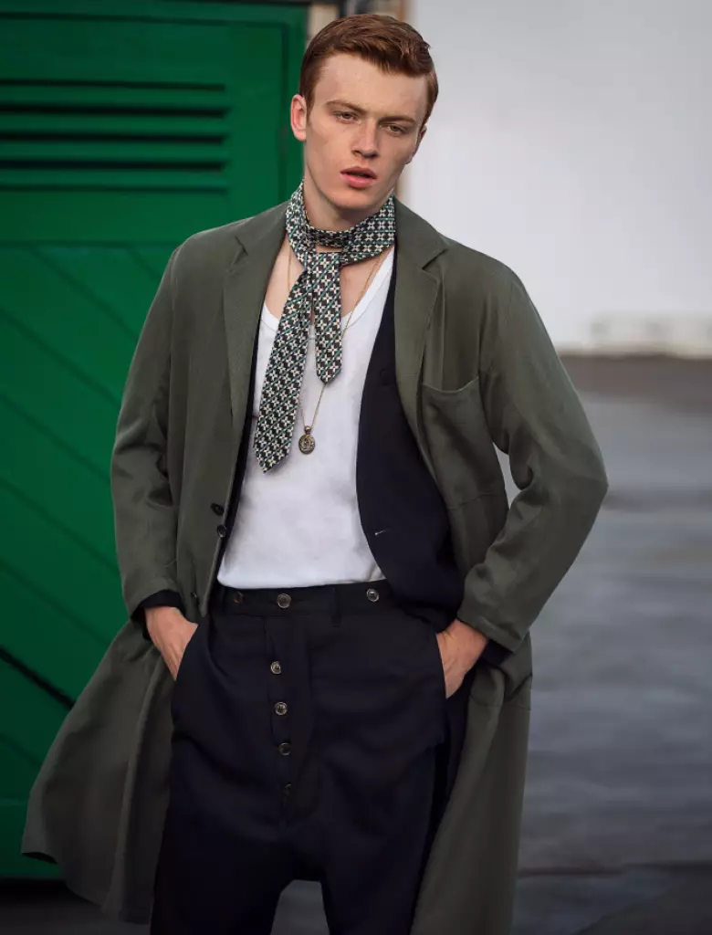 JAKE SHORTALL VOOR HARPER'S BAZAAR MAN INDONESI DOOR IAKOVOS KALAITZAKIS