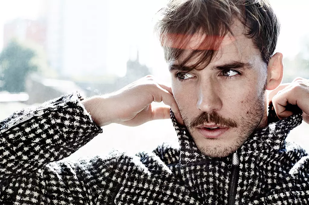 Encontré esta muy agradable, tomada por Alex Bramall con el modelo masculino Sam Claflin.