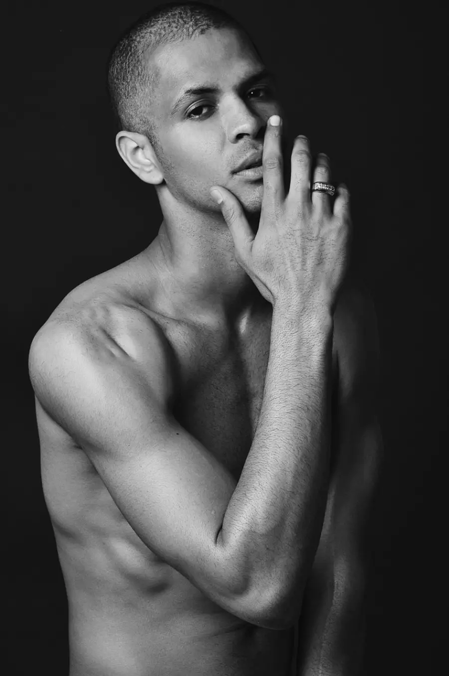 Ang dapper at sexy na modelong nakabase sa Wilhelmina NYC na si Oren Wilkes ay nag-update ng kanyang portfolio sa kamakailang serye ng photographer na si Rakeem Cunningham. Sa isang eksklusibo para sa Fashionably Male inihahandog namin sa iyo ang pinakabagong 2014 na pagsusumite.