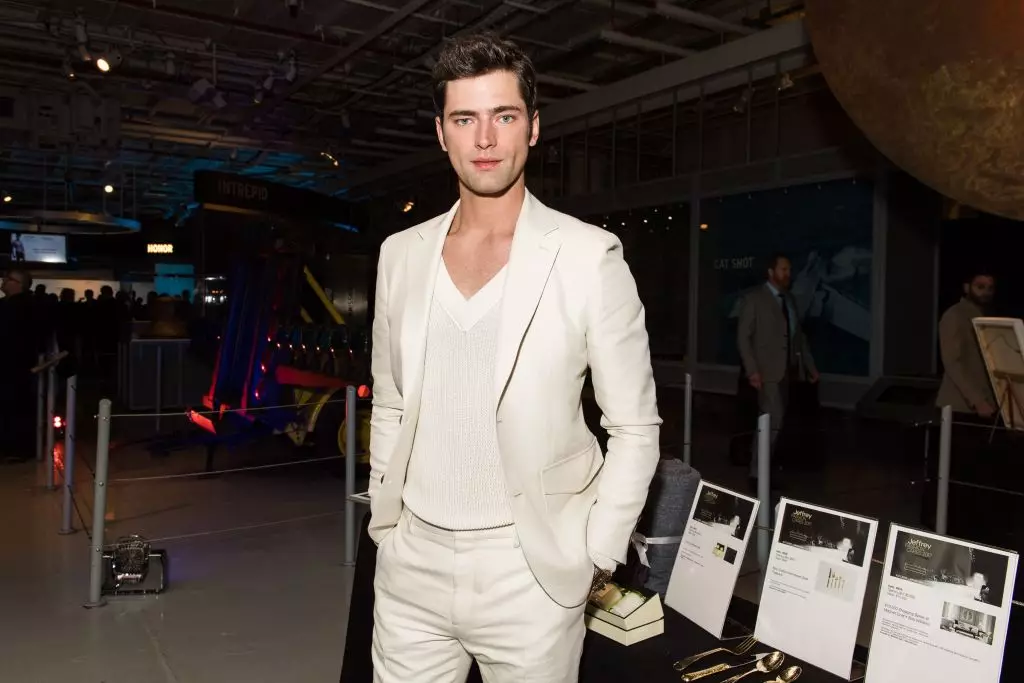 เครดิตบังคับ: ภาพถ่ายโดย Hunter Abrams/BFA/REX/Shutterstock (8563009fk) Sean O'Pry Jeffrey Fashion Cares Cocktail & Runway Show, Intrepid Sea, พิพิธภัณฑ์อากาศและอวกาศ, นิวยอร์ก, สหรัฐอเมริกา - 03 เมษายน 2017