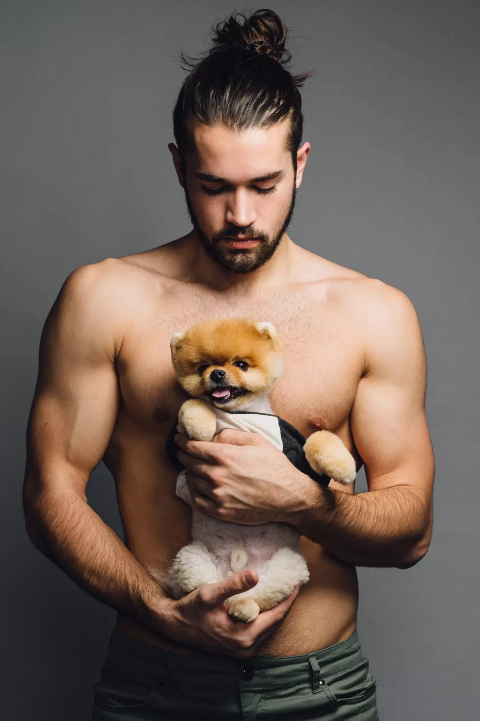 Ola a todos, é xoves, e en BuzzFeed decidimos que é imperativo comezar a semana con sede. Entón, por favor, colle unha auga e prepara o teu corpo, porque tes un deleite doce. Disfruta destas fotos gratuítas de homes quentes e Jiff the Pomeranian