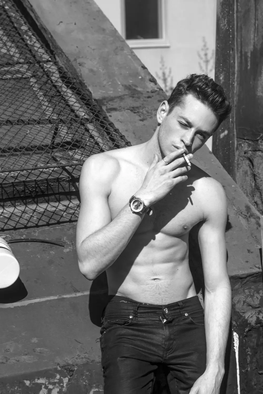 Hey attention! est Daniel Sinasohn de Kaspar Haycock. Le retour du mannequin Daniel c'est mieux que prévu, dans les images fraîches suivantes prises à New York, le mannequinat est maintenant représenté par MMG-Model Management Group.