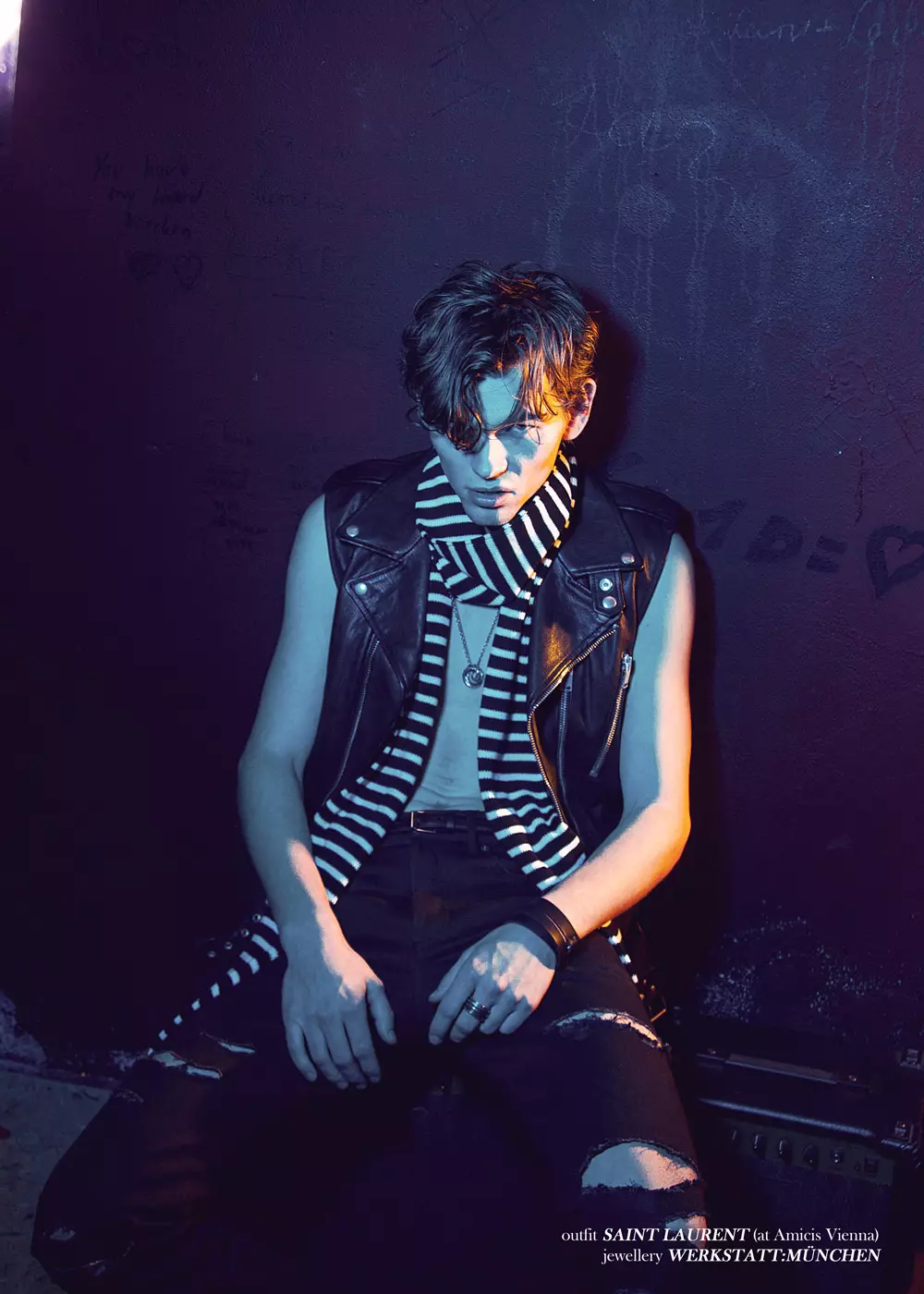 FWORD Magazine 2015년 11월에는 Wiener Models의 모델 Michael Pöllinger가 Paz Stammler가 촬영하고 Daniel Marker와 크리에이티브 디렉터가 스타일링하고 Cory Lackner가 Grooming을 촬영했습니다.