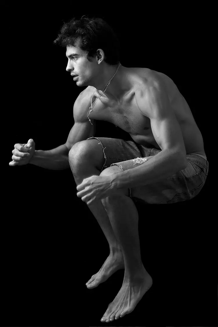 Kyakkyawar ƙirar Brazil Gabriel Burger a 'Ford Models' ya haɗu tare da mai daukar hoto Cristiano Madureira don ƙirƙirar zaman hoton B&W.