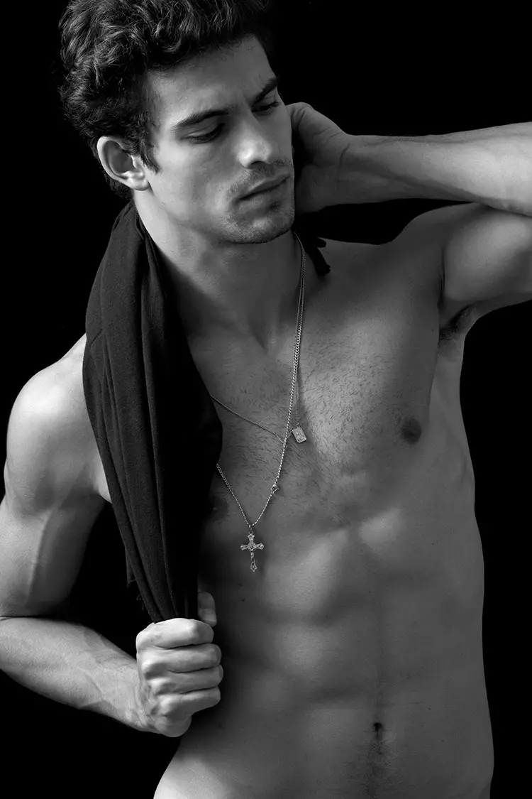 Kyakkyawar ƙirar Brazil Gabriel Burger a 'Ford Models' ya haɗu tare da mai daukar hoto Cristiano Madureira don ƙirƙirar zaman hoton B&W.