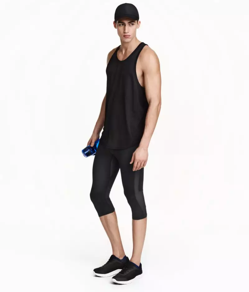 Nya artiklar har anlänt till alla H&M-butiker världen över för Sportswear Collection 2016. Ledande toppmodell Alessio Pozzi, inspirerande och motiverande prylar för att få upp rumpan och börja hoppa runt. Inklusive gymkläder med aerodynamiska tyger och löparkläder som leggings och fräscha nya toppar