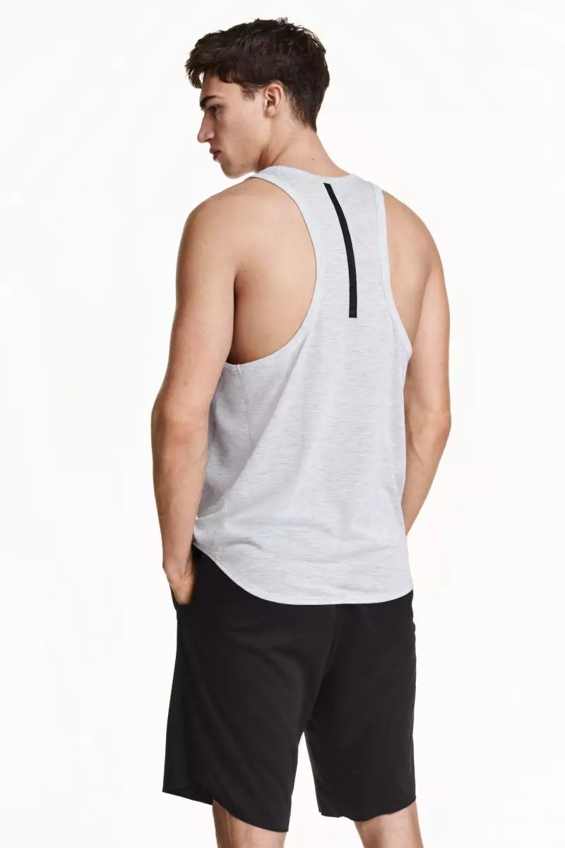 Nya artiklar har anlänt till alla H&M-butiker världen över för Sportswear Collection 2016. Ledande toppmodell Alessio Pozzi, inspirerande och motiverande prylar för att få upp rumpan och börja hoppa runt. Inklusive gymkläder med aerodynamiska tyger och löparkläder som leggings och fräscha nya toppar