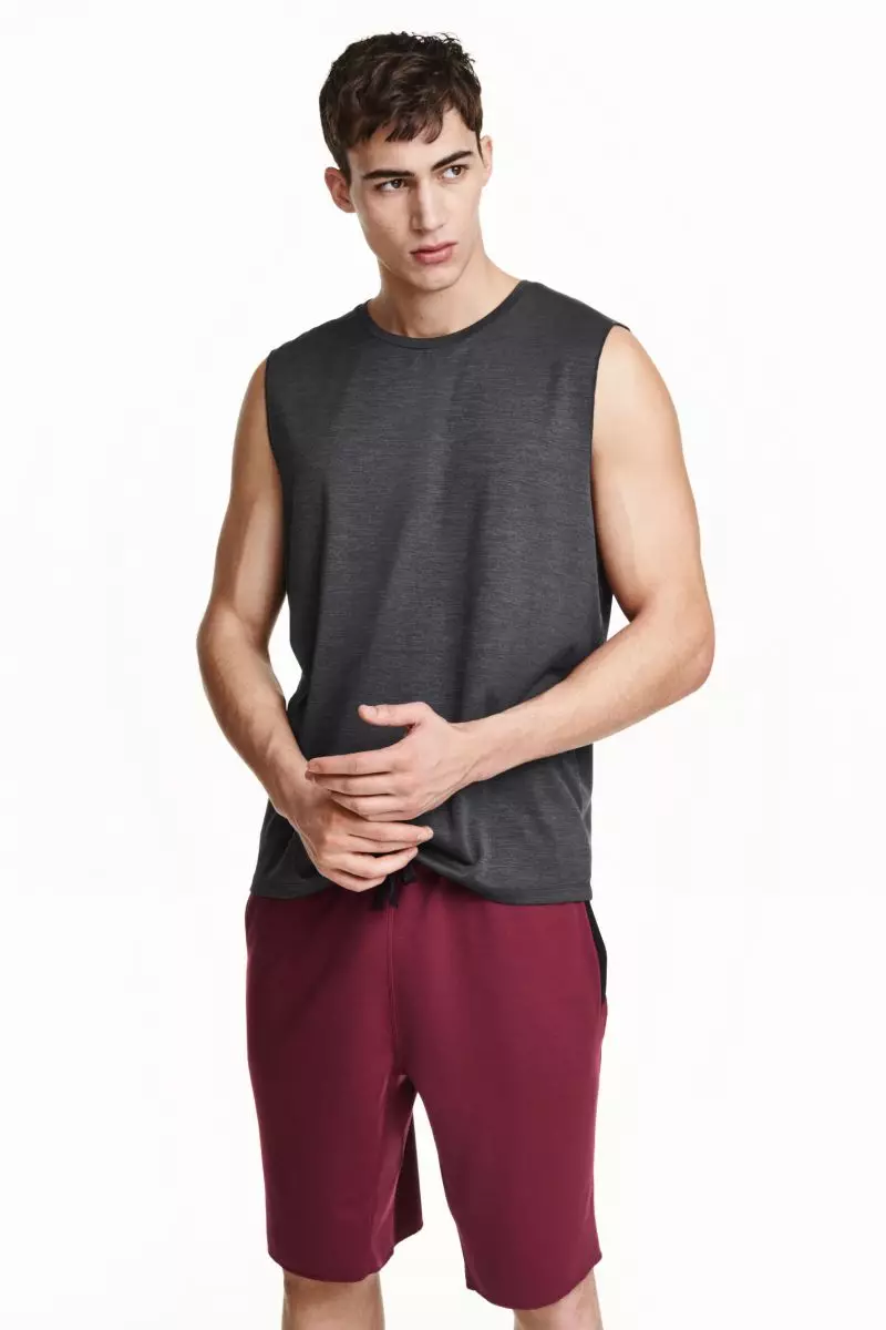 สินค้าใหม่มาถึงร้านค้าทั่วโลกของ H&M สำหรับ Sportswear Collection 2016 แล้ว อเลสซิโอ ปอซซีนางแบบชั้นนำ อุปกรณ์สร้างแรงบันดาลใจและสร้างแรงบันดาลใจที่จะช่วยให้คุณลุกขึ้นแล้วกระโดดโลดเต้นไปทั่ว รวมชุดออกกำลังกายด้วยผ้าแอโรไดนามิกและอุปกรณ์วิ่ง เช่น เลกกิ้ง และเสื้อตัวใหม่ล่าสุด