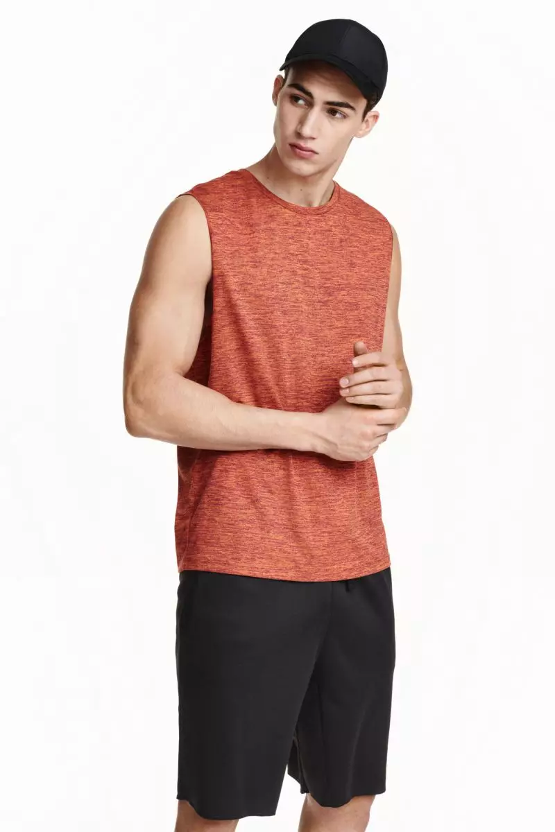 Novos itens chegaram em todas as lojas H&M do mundo para a Coleção Sportswear 2016. Top model Alessio Pozzi, um equipamento inspirador e motivador para levantar a cabeça e começar a pular. Inclui roupas de ginástica com tecidos aerodinâmicos e roupas de corrida, como leggings, e tops novos