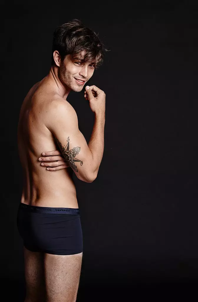 Francisco Lachowski යට ඇඳුම් ලේබලය Tezenis සඳහා රූගත කරන ලද නව පින්තූර පොකුරක් සමඟින් අපගේ පිටු වෙත නැවත පැමිණ ඇත.