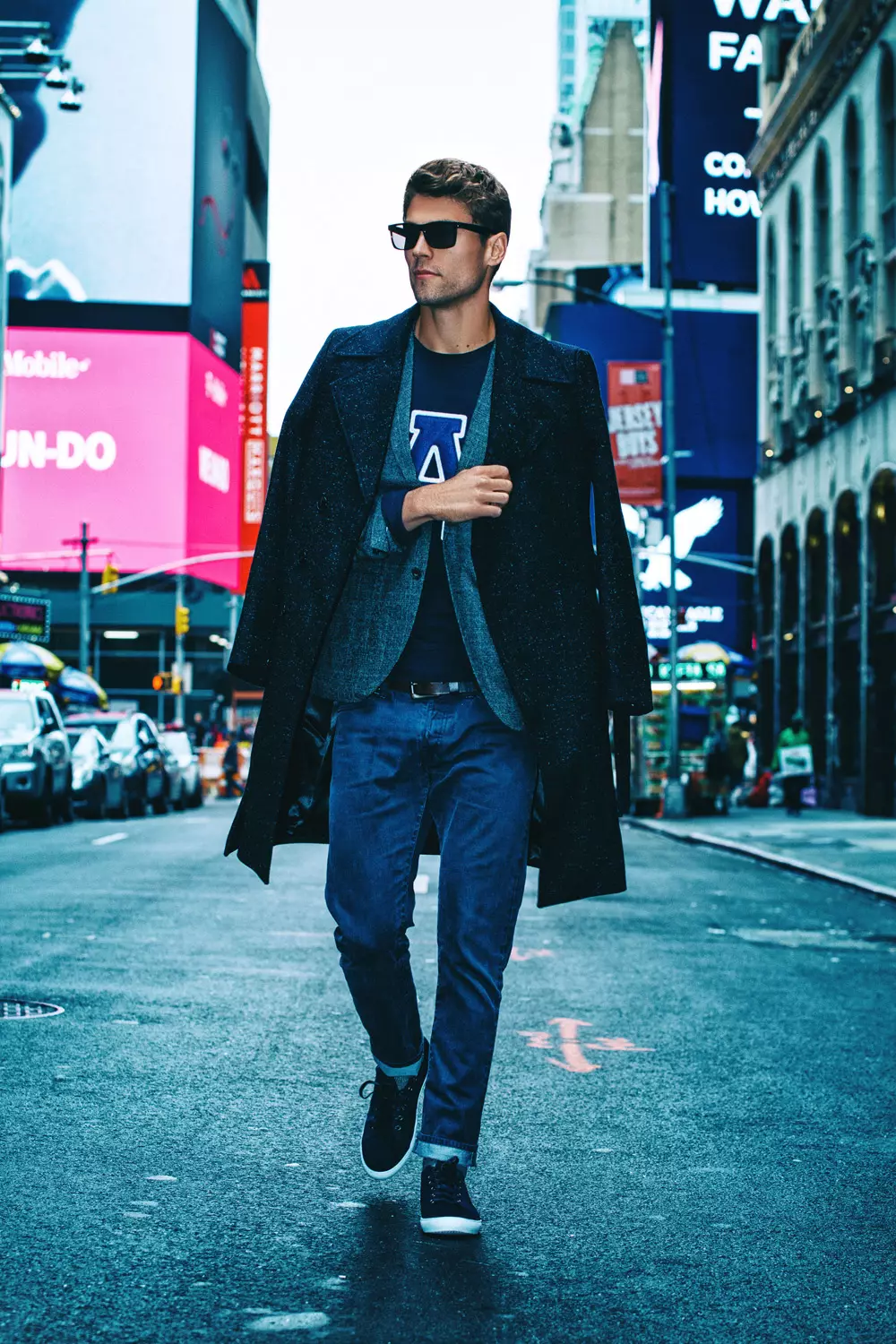 Tauchen Sie ein in die neue Arbeit des Fotografen Alex Jackson mit dem Titel „Blue City“ mit Matt Poeschl von Wilhelmina Models New York.