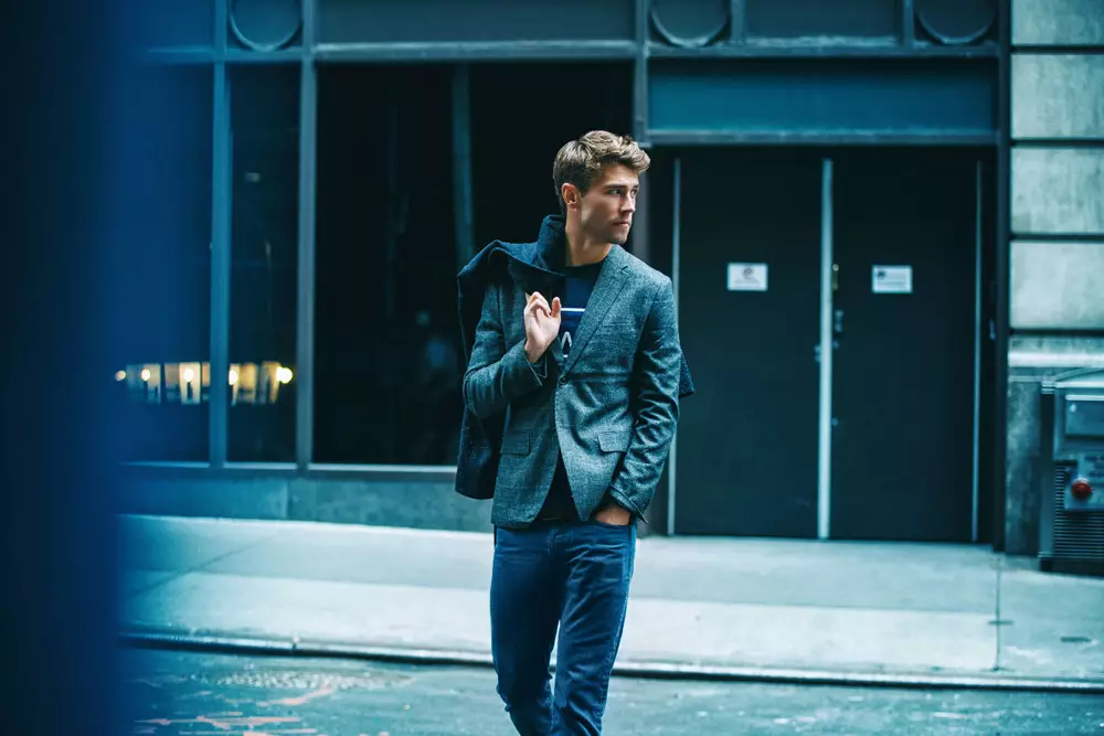 Entrez dans le nouveau travail du photographe Alex Jackson intitulé « Blue City » avec Matt Poeschl de Wilhelmina Models New York.