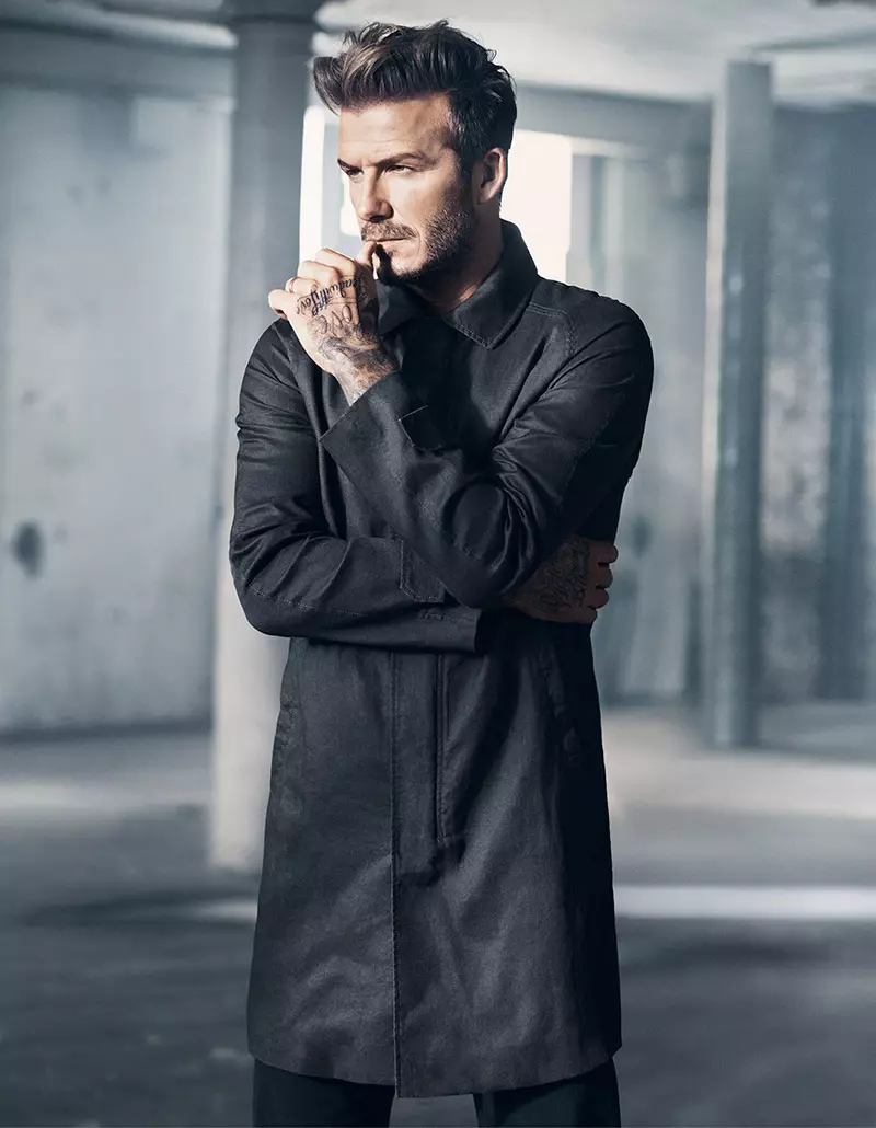 Kwa Spring 2015, David Beckham wasankha zovala za amuna zomwe amakonda kwambiri kuchokera ku Modern Essentials collection ku H&M, kuti apange Modern Essentials osankhidwa ndi David Beckham. Kugwirizana kwatsopano kumeneku ndikusintha kwachilengedwe kwa ubale wa David ndi H&M, kutsatira kupambana kosaneneka kwa David Beckham Bodywear. Mgwirizanowu umakondweretsedwa ndi kampeni yojambulidwa ndi wotsogolera filimu wotchuka Marc Forster. "Ndili wokondwa kupitiliza ndi kukulitsa mgwirizano wanga ndi H&M posankha zidutswa zanga zomwe ndimakonda kuchokera m'gulu la Modern Essentials. Chidutswa chilichonse ndi mtundu watsopano wa zovala zomwe zimasintha zovala zamasika zamunthu aliyense ndi kalembedwe kabwino. Marc Forster ndi m'modzi mwa owongolera omwe ndimawakonda - sindingathe kudikirira kuwulula kampeni yatsopano ndi H&M. " - akuti David Beckham. Zofunika Zamakono Zosankhidwa ndi David Beckham zimayang'ana pazigawo zofunika kwambiri za nyengoyi, aliyense akukonzekera zachikale za amuna mu nsalu zatsopano, mitundu ndi zoyenera masika 2015. Zidutswa zazikuluzikulu zikuphatikizapo jekete la bomba la bafuta; jekete yoyera ya denim yotsuka choko; chovala chamoto; blazer wakuthwa; polo yowoneka bwino mumzinda komanso malaya oyera a poplin. Gulani zosonkhanitsira za H&M "Modern Essentials" PANO!