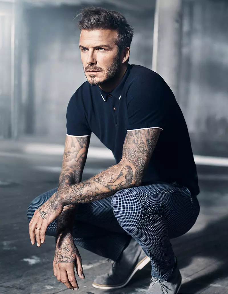 Para a primavera de 2015, David Beckham escolheu suas peças de roupa masculina favoritas da coleção Modern Essentials da H&M, para criar Modern Essentials selecionados por David Beckham. Esta nova colaboração é uma evolução natural do relacionamento de David com a H&M, após o sucesso sem precedentes de David Beckham Bodywear. A colaboração é celebrada com uma campanha do famoso cineasta Marc Forster. “Estou emocionado em continuar e estender minha colaboração com a H&M, selecionando minhas peças favoritas da coleção Modern Essentials desta primavera. Cada peça é um novo clássico do guarda-roupa que atualizará o guarda-roupa de primavera de cada homem com grande estilo. Marc Forster é um dos meus diretores favoritos - mal posso esperar para revelar a nova campanha da H&M. ” - diz David Beckham. Modern Essentials selecionado por David Beckham concentra-se nas peças-chave importantes da temporada, cada uma atualizando um clássico masculino em tecidos, cores e ajustes novos para a primavera de 2015. As peças-chave incluem uma jaqueta bomber de linho; uma jaqueta jeans branca caiada; um casaco de carro; um blazer de linho elegante; uma camisa polo elegante e a camisa branca de popelina perfeita. Compre a coleção “Modern Essentials” da H&M AQUI!