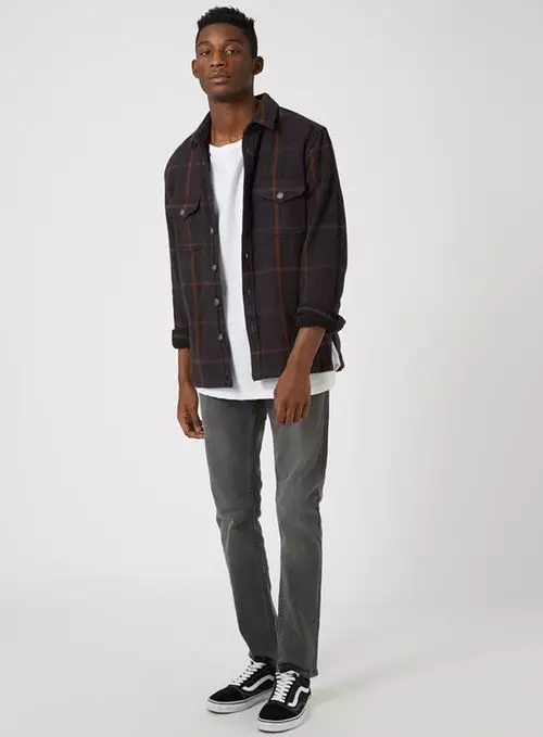 Stretch skinny pasform - mellemhøjde, tynde hofter, skinny tilspidsede ben, stretch denim Bæltestropper Side- og baglommer Tekstureret tung denimModel er 6 fod 1 og bærer en 32R98% Bomuld, 2% Elastan Maskinvaskbar