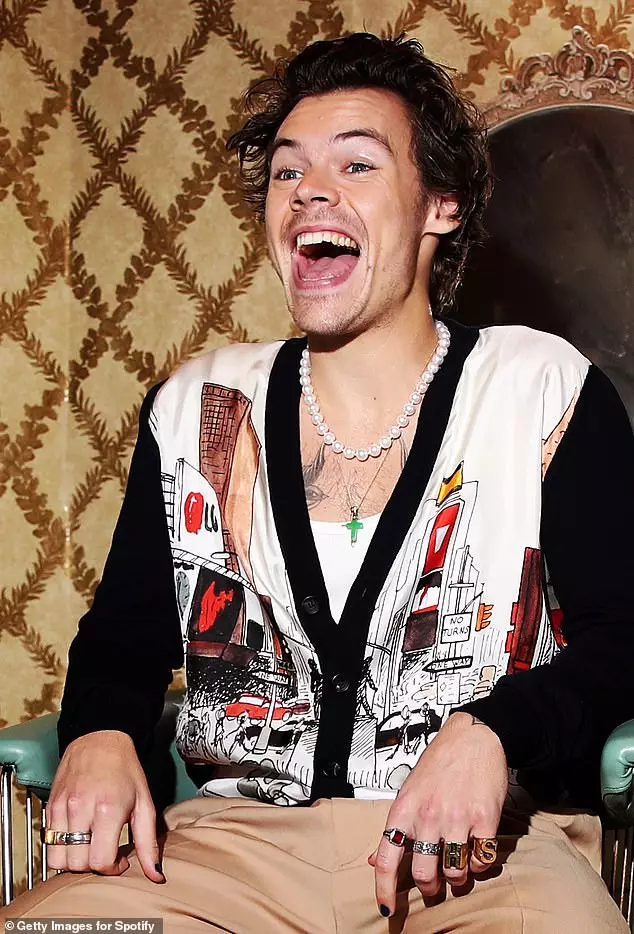 Harry Styles wọ awọn okuta iyebiye