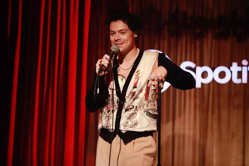 Harry Styles trägt Perlen