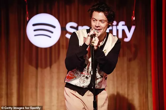 Harry Styles trägt Perlen