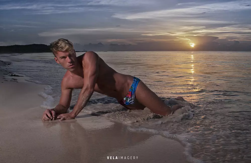 Cenário sexy Playa del Carmen, uma das mais belas praias do México, é testemunha de ver a modelo DW Chase posando em CA-RIO-CA peças sensuais capturadas por Vela Imagery.