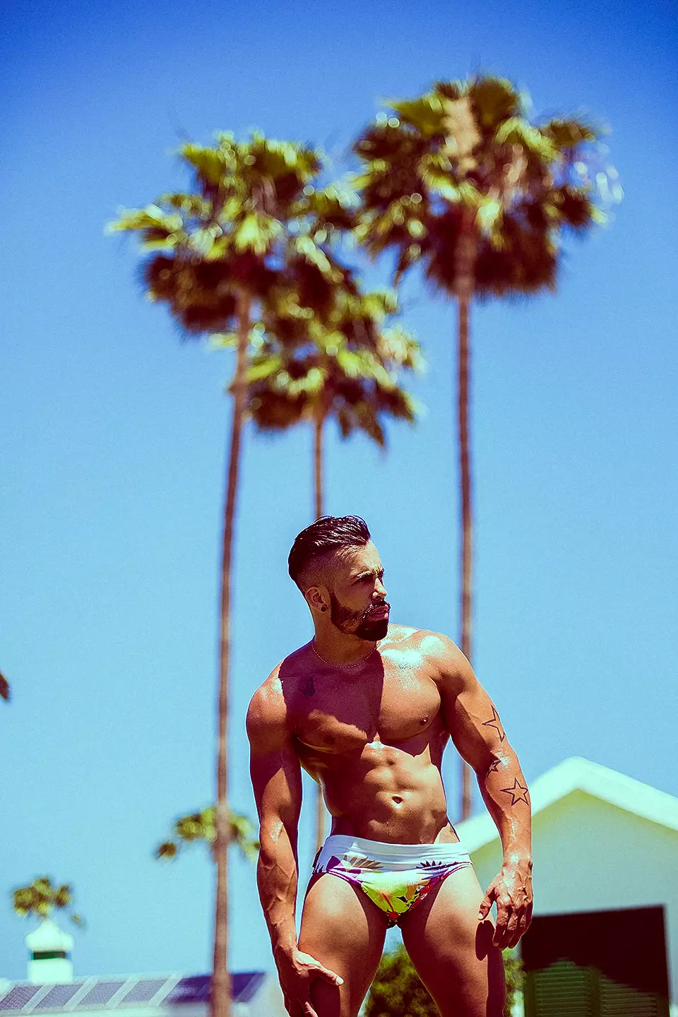 Vê havînê li Maspalomas, li girava Gran Canaria, bi modela fitnessê Lionel ve hatî kişandin ku bi tiştên germ ên ji Manus Swimwear hemî wêneyên Adrián C. Martín poz didin.