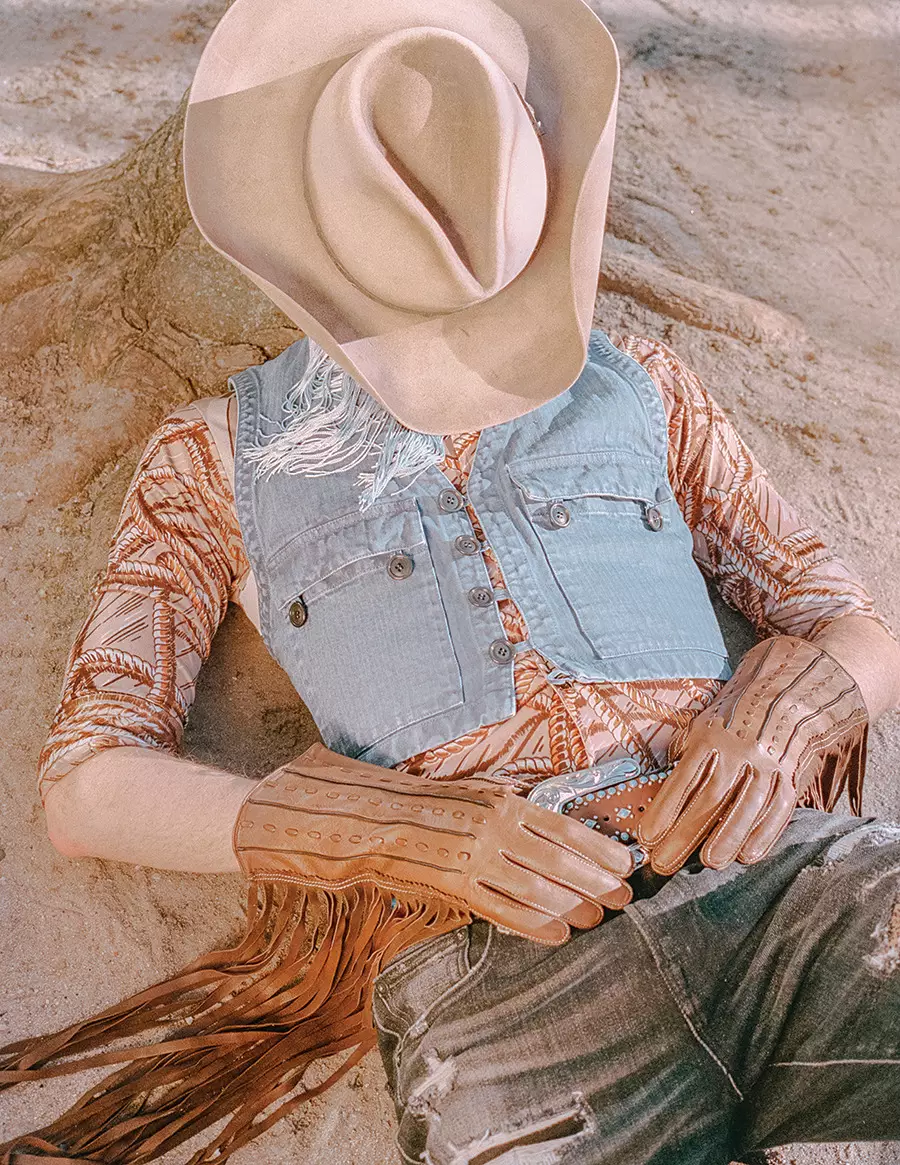 Orville Peck grianghraf le Emma Craft do Iris Covet Book