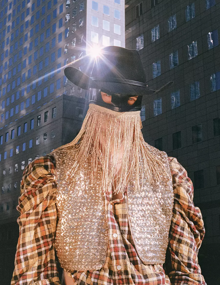 Orville Peck ti ya aworan nipasẹ Emma Craft fun Iwe Iris Covet