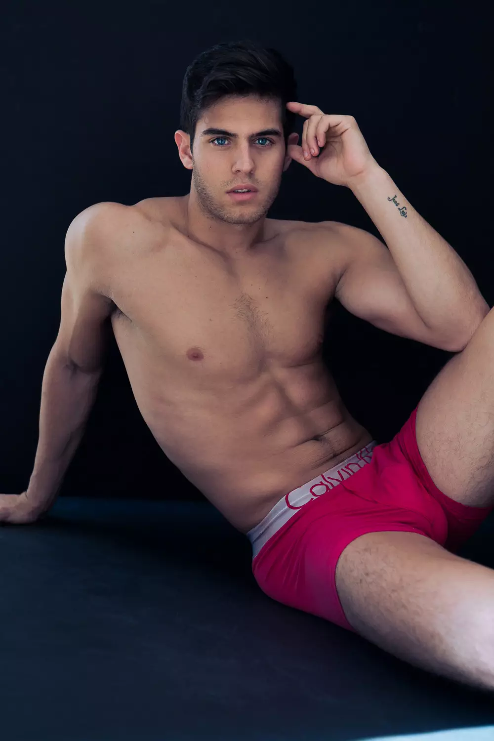 Andre Brunelli ni Juan Neira para sa Fashionably Male306