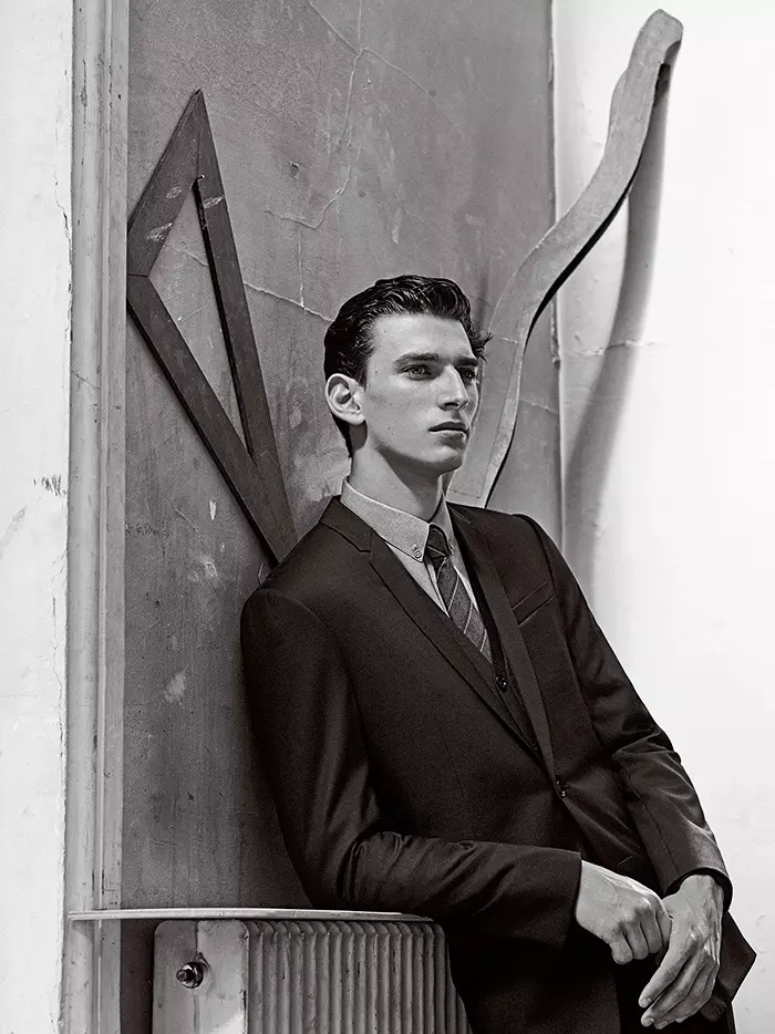 Thibaud Charon ar stáitse an Leabhar Breathnaithe nua Dior Homme Spring 2016 le Karim Sadli.