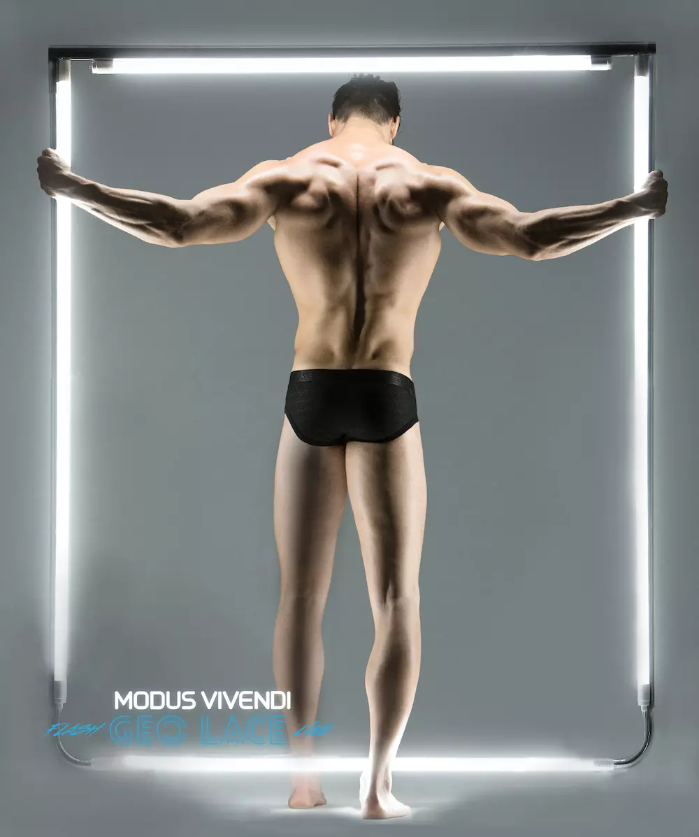 Modus Vivendi ไลน์ชุดชั้นในชายรุ่นใหม่จำนวนจำกัดออกวางจำหน่ายแล้ว บรรทัดใหม่นี้เรียกว่า Geo Lace และทำจากผ้ากึ่งโปร่งใสที่ผลิตในฝรั่งเศสพร้อมพิมพ์รูปทรงเรขาคณิต