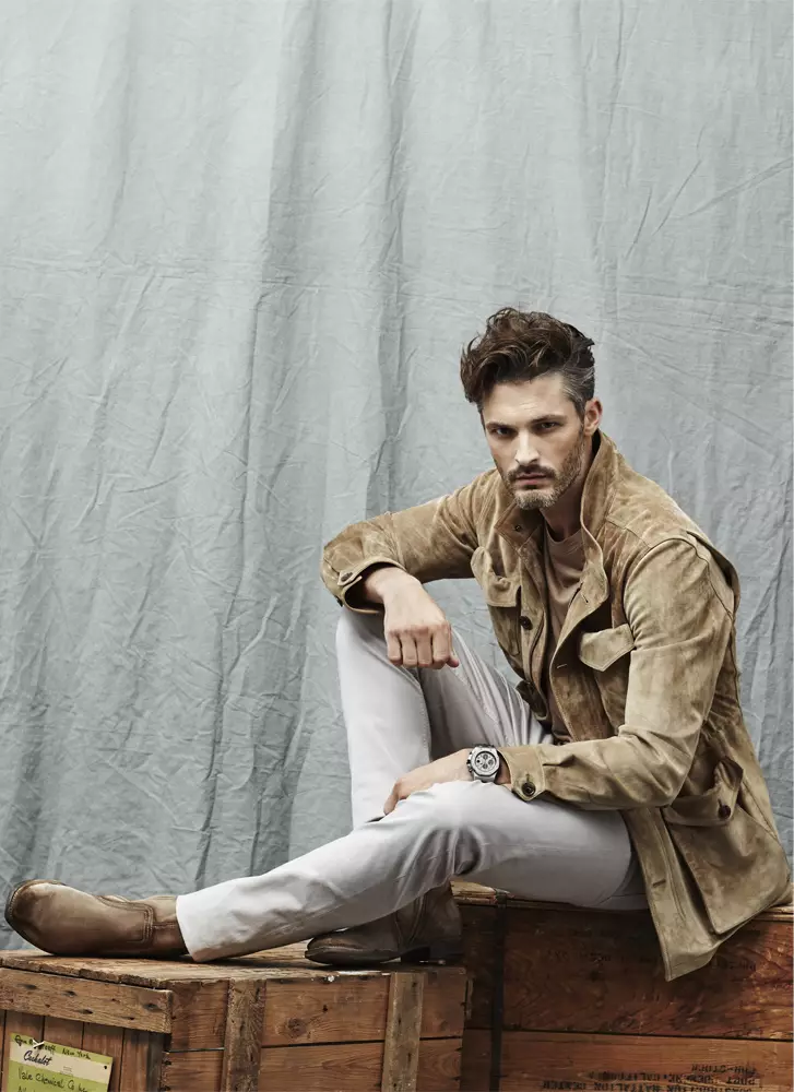 Model Amerika Ben Hill tekan studio kanggo njupuk crita anyar sing ditampilake ing edisi Juni Vogue Hombre. Nyambung karo fotografer Matthew Scrivens, Ben nggawe editorial fashion sing ditata dening Christopher Campbell, sing nggabungake nada netral sing langgeng karo referensi militer, sulaman sing larang regane utawa kain musim panas sing entheng. Decked metu ing fashion saka kaya Gucci, Salvatore Ferragamo, Dries Van Noten lan merek menswear liyane, Ben gampang ngalih saka jumper ribbed kanggo jas dobel-breasted utawa jaket suede inspirasi safari. /Rambut dening Riad Azar.