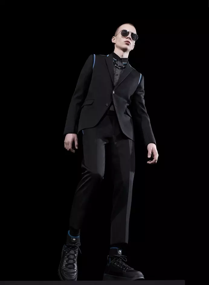 Адкрыйце для сябе восеньскую калекцыю Dior Homme 2017, эксклюзіўная прэм'ера якой адбылася ў Токіо, каб супадаць з адкрыццём Дома Dior Ginza Six, дзе калекцыя цяпер даступная да таго часу, пакуль не з'явіцца ў нашых крамах па ўсім свеце ў траўні.