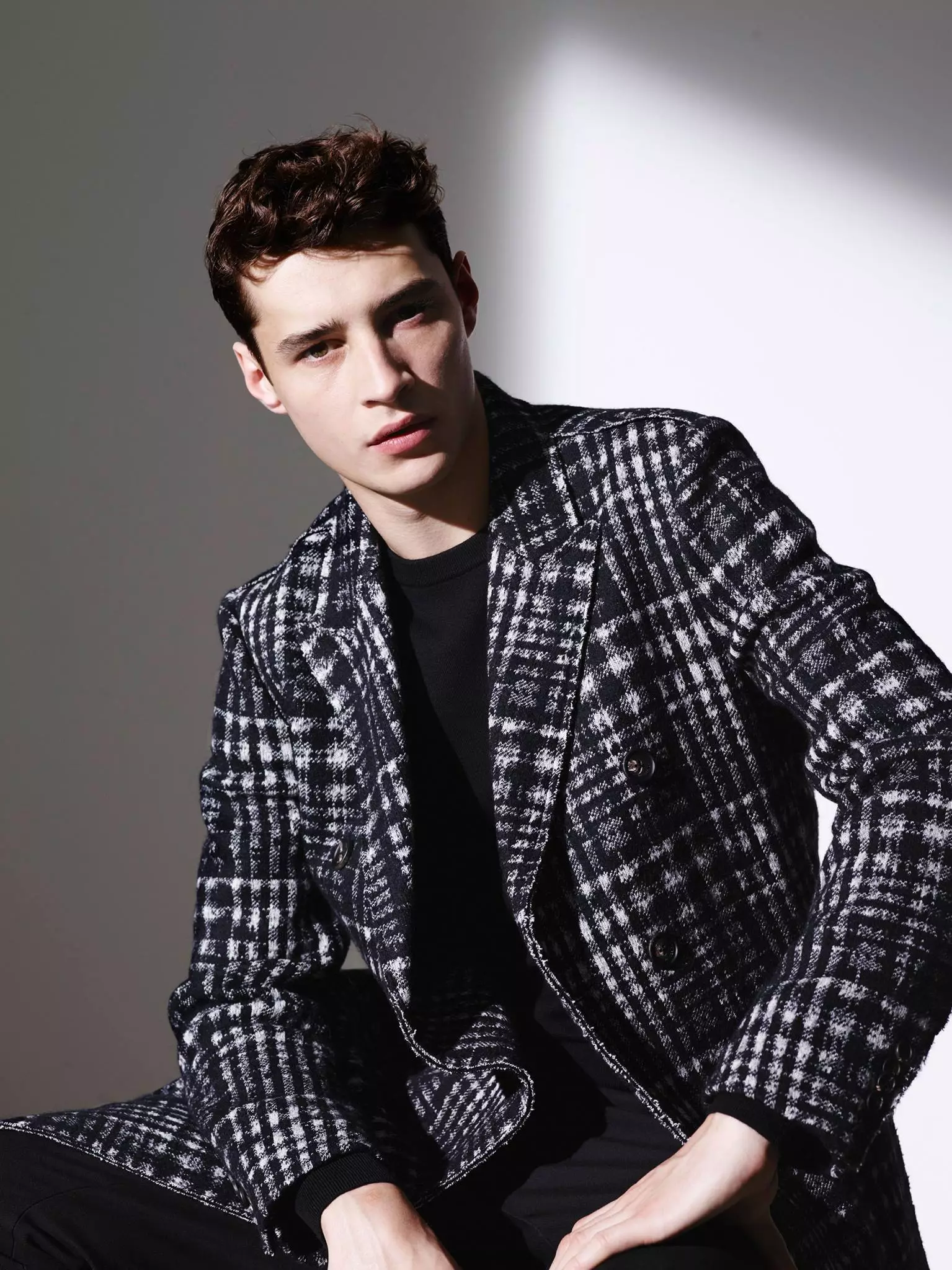 Inilabas ng Korean fashion brand na Marcbrick ang Fall/Winter 2015 Lookbook na pinagbibidahan ni Adrien Sahores.