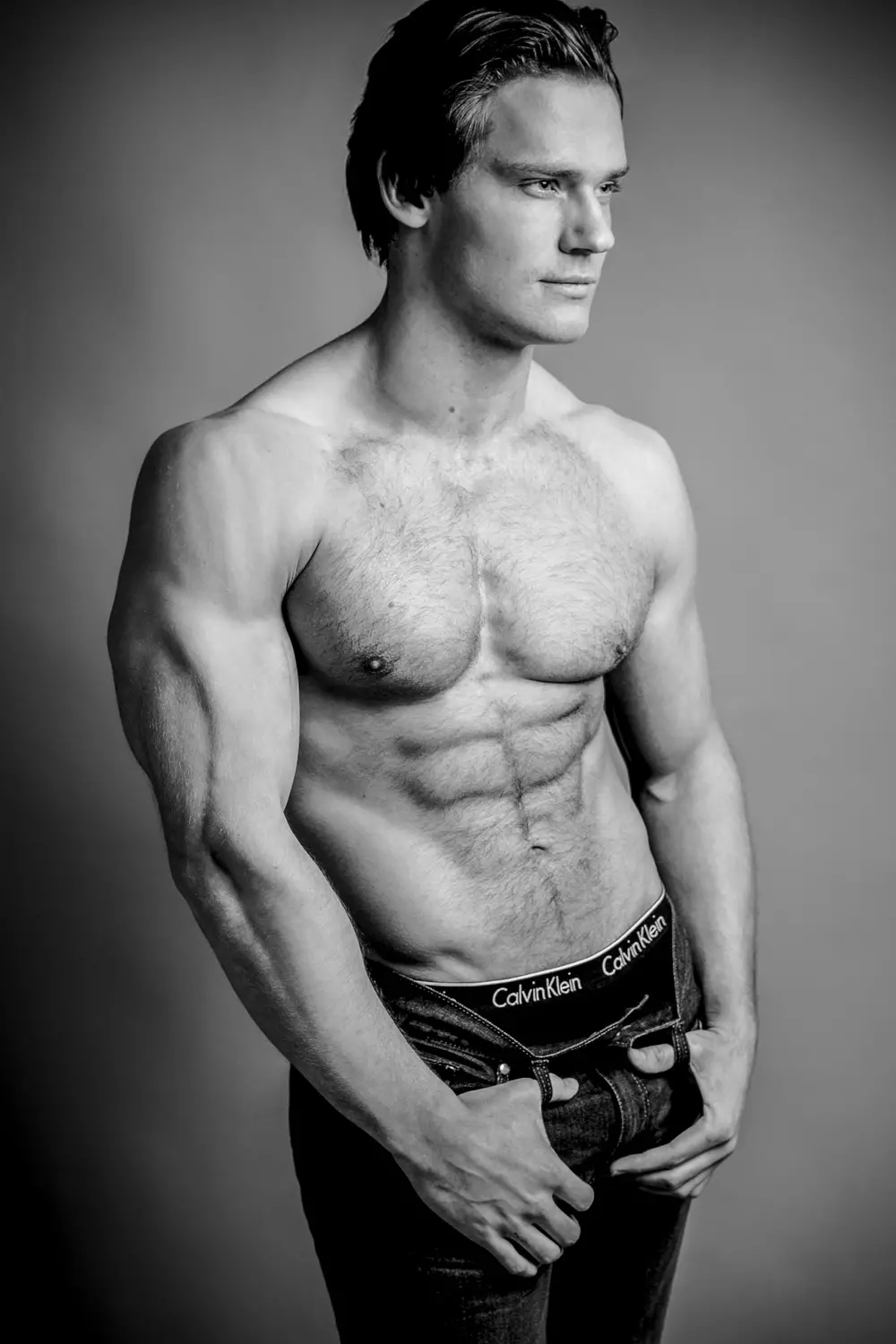 Den fantastiska manliga modellen Ben Todd från Crew Models International återvänder i dessa exklusiva bilder för Fashionably Male. Ontario Kanada infödda är en personlig tränare, naturlig kroppsbyggare, fysik konkurrent, mode- och fitnessmodell. Han är en idrottare på kanadensisk provinsnivå i Ontario Physique Association och sponsras av Dynamis Nutrition Supplements. Dessa bilder togs av den begåvade fotografen Michael Ching.