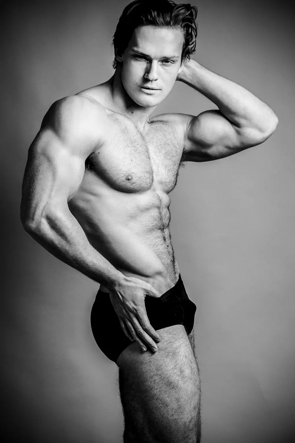 Zapanjujući muški model Ben Todd iz Crew Models Internationala vraća se na ovim ekskluzivnim slikama za Fashionably Male. Rodom iz Ontarija u Kanadi osobni je trener, prirodni bodybuilder, natjecatelj u fizičkom stanju, modni i fitness model. On je kanadski sportaš na provincijskoj razini u Ontario Physique Association i sponzorira ga Dynamis Nutrition Supplements. Ove je slike snimio talentirani fotograf Michael Ching.