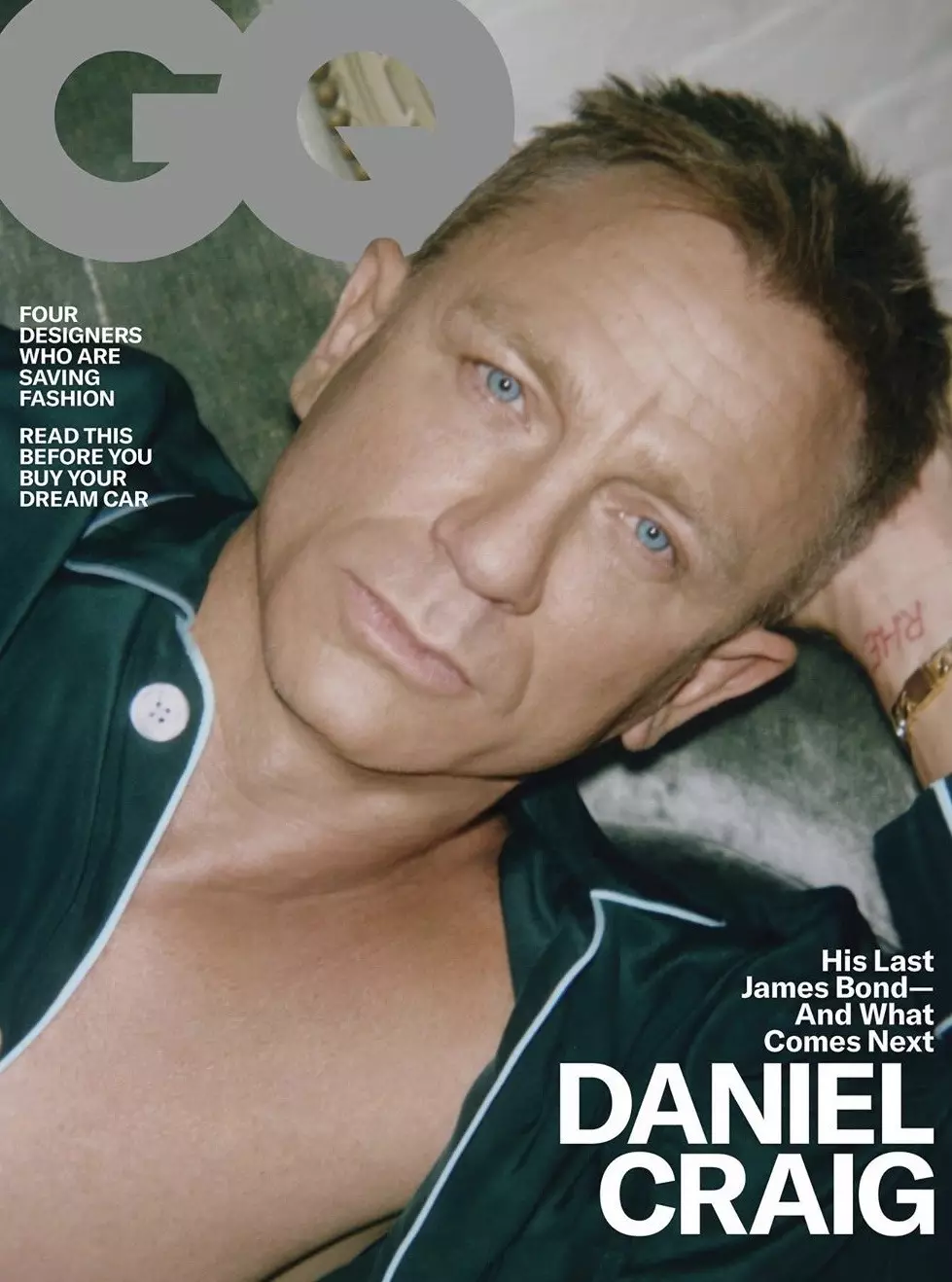 Daniel Craig npog lub Plaub Hlis 2020 qhov teeb meem ntawm GQ. Nyem qhov no mus sau npe GQ. Pajamas, $600, los ntawm Olatz / Bracelet, $7,200, los ntawm Tiffany & Co.