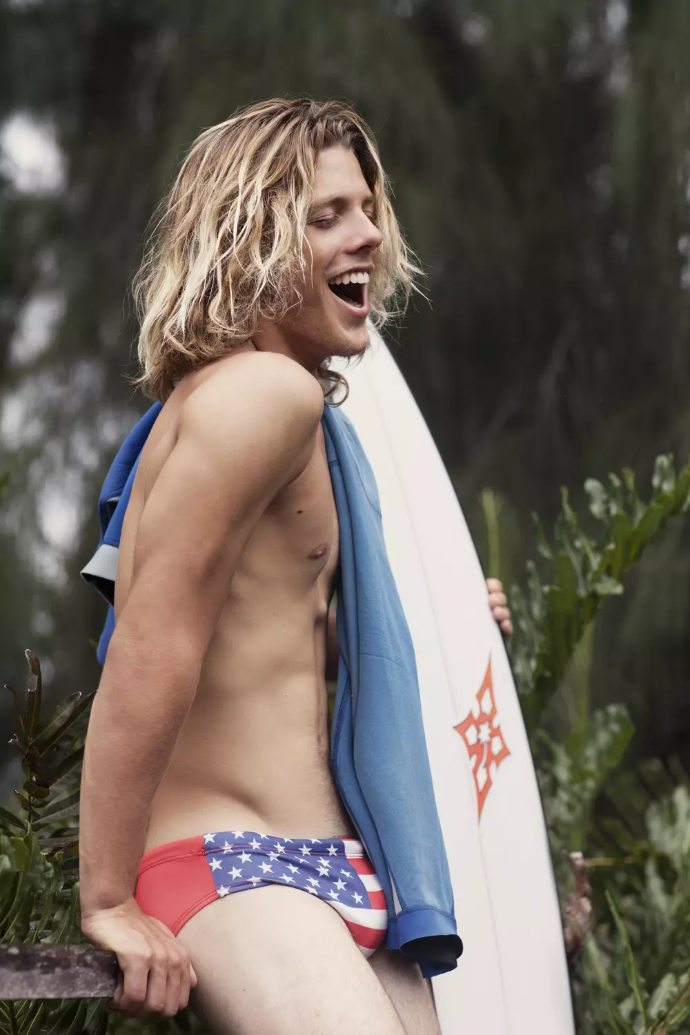 Niccolas Padaratz @ 40 graus models is een prachtige Braziliaanse surfer van 18 jaar die sexy stukken draagt ​​van @Ca-Rio-Ca-Shot van Xavier Samré.