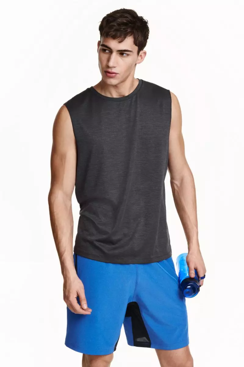 Sportswear Collection 2016 için dünya çapındaki tüm H&M mağazalarına yeni ürünler geldi. Önde gelen top model Alessio Pozzi, kıçınızı kaldırıp etrafta dolaşmaya başlamak için ilham verici ve motive edici donanım. Aerodinamik kumaşlara sahip spor kıyafetleri ve tayt gibi koşu ekipmanları ve yepyeni üstler dahil