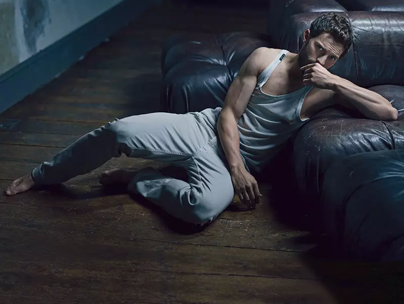 Hottie din „Fifty Shades” Jamie Dornan încălzește paginile numărului Detalii din februarie 2015, arătând cât de sexy și captivant poate fi.