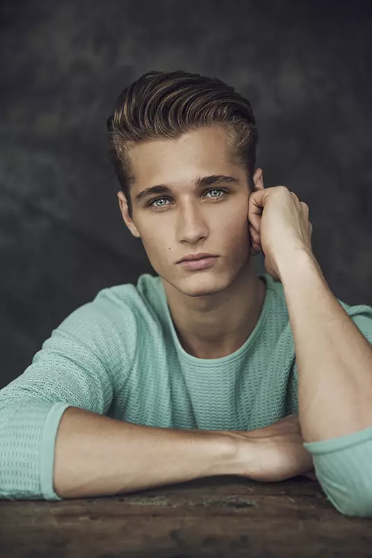 Nederlands model, hij heeft een "Brandon Walsh"-look (denk aan de rol van Jason Priestley in Beverly Hills 90210) Roy van Leeuwen ziet er schattiger en knapper uit, heeft een fris gezicht en ziet er zo goed uit met korter haar. De nieuwe bijgewerkte foto's worden gepromoot door Sight Management, waar hij is ondertekend, en de set is gefotografeerd door Javi Ávila.