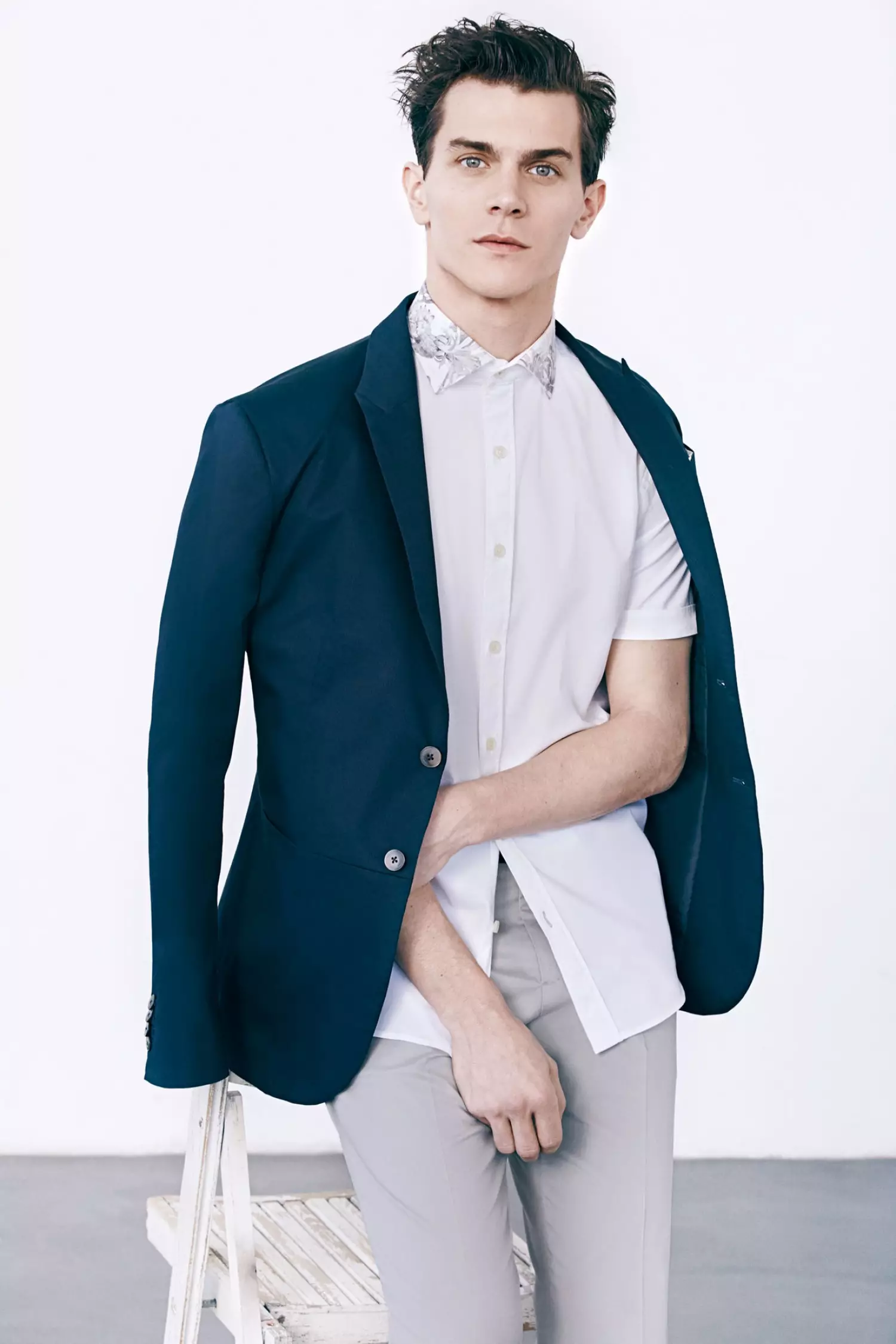 It nije S/S 2015 lookbook fan Mango Man is draachber foar jonge en folwoeksen minsken dy't op in klassike manier prachtich útsjen wolle, moderne snitten, noflike stoffen en heul moaie patroanen.