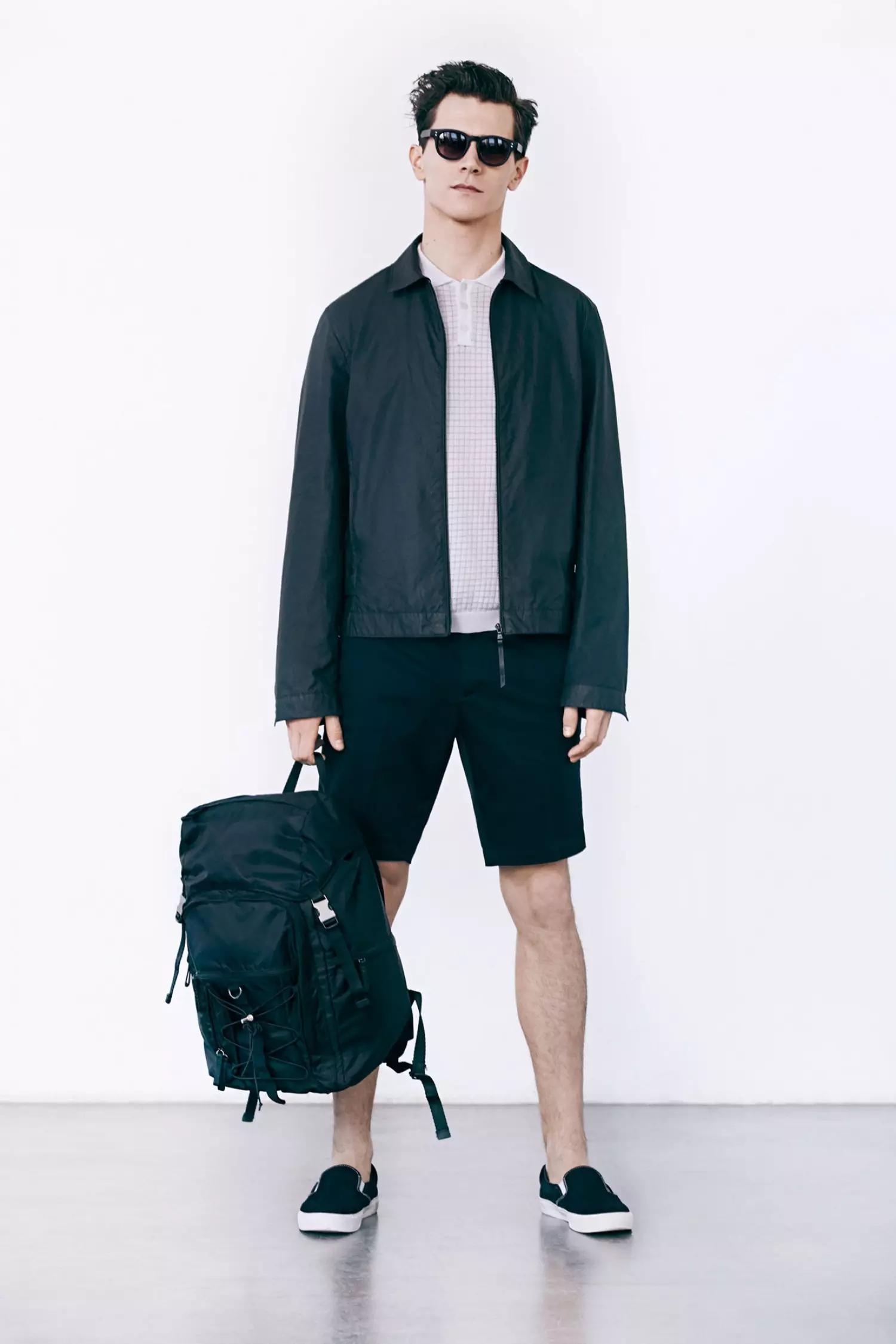 Novi S/S 2015 lookbook od Mango Mana nosiv je za mlade i odrasle ljude koji žele izgledati zapanjujuće na klasičan način, modernih krojeva, udobnih tkanina i vrlo lijepih uzoraka.