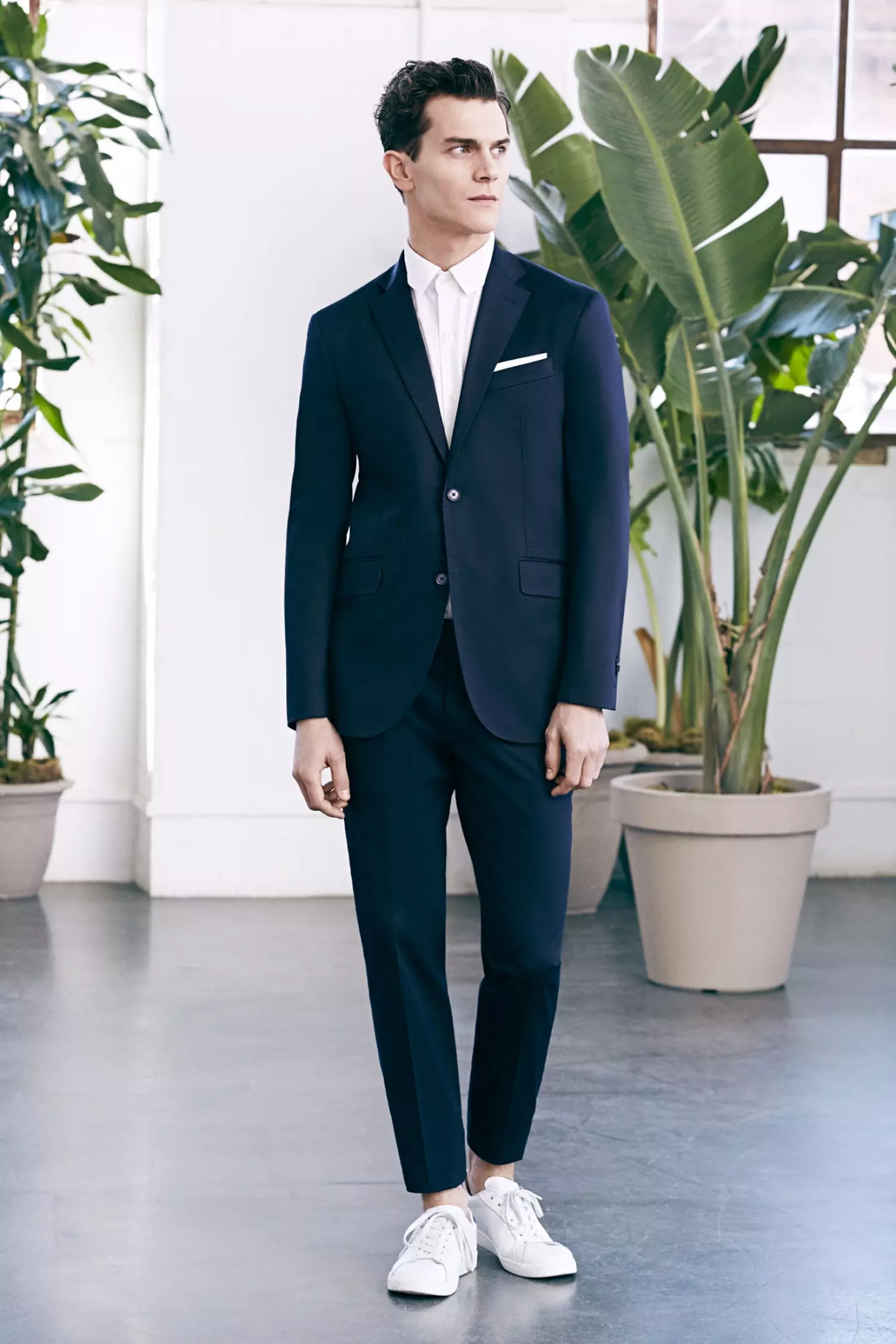 It nije S/S 2015 lookbook fan Mango Man is draachber foar jonge en folwoeksen minsken dy't op in klassike manier prachtich útsjen wolle, moderne snitten, noflike stoffen en heul moaie patroanen.