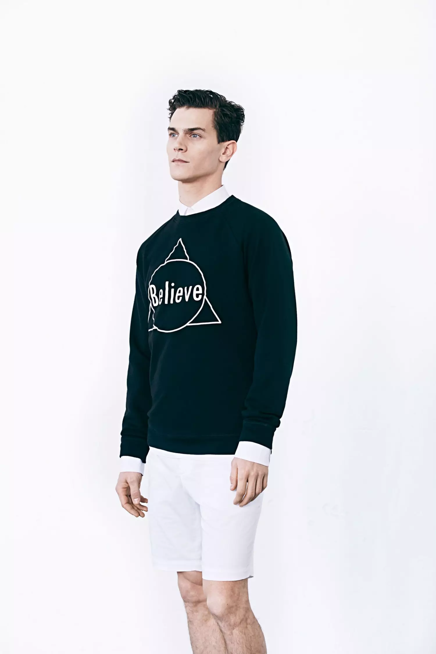 It nije S/S 2015 lookbook fan Mango Man is draachber foar jonge en folwoeksen minsken dy't op in klassike manier prachtich útsjen wolle, moderne snitten, noflike stoffen en heul moaie patroanen.