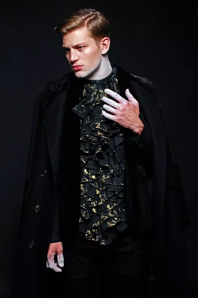 Fallen Angel avy amin'i Livia Alcalde kintan'ny Top Model Sebastian Sauve ho an'ny L'Officiel Hommes Greece