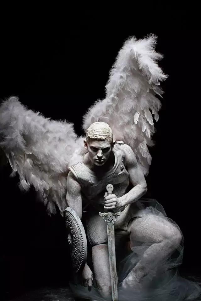 Filmas L'Officiel Hommes, Grieķija, filmā L'Officiel Hommes, galvenās lomas atveido Līvijas Alkaldes filma Fallen Angel15.