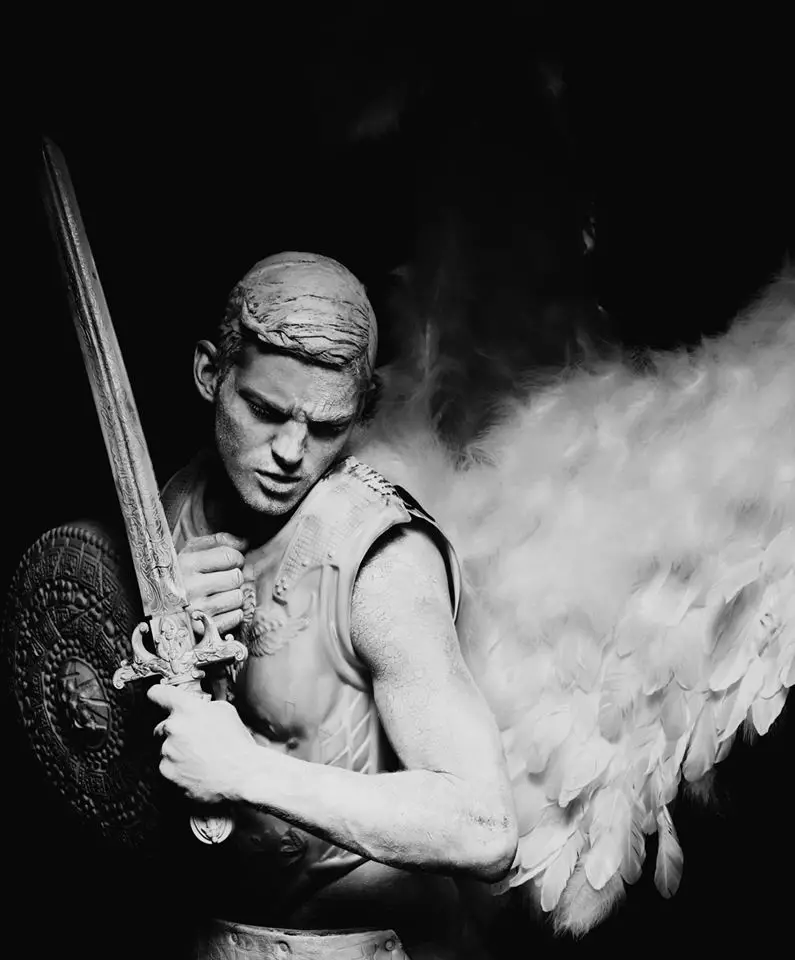 Fallen Angel eftir Livia Alcalde fer með aðalfyrirsætuna Sebastian Sauve fyrir L'Officiel Hommes í Grikklandi