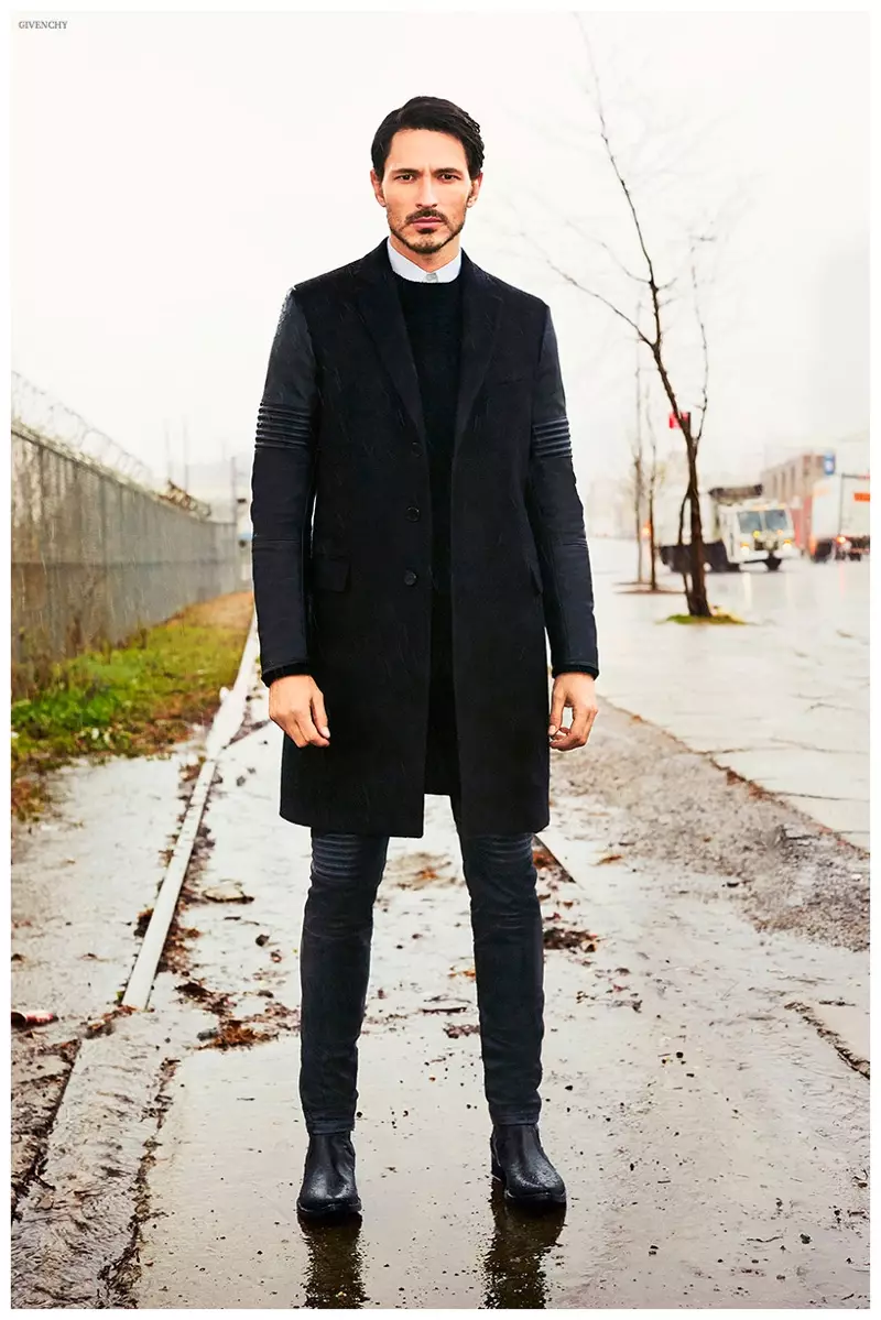 Showcasing modest styles for its pre-fall 2015 menwear collection look book, Givenchy enthüllt e Bléck op déi kommend Saison mat der Hëllef vu Modeller Andres Velencoso Segura a Filip Hrivnak. Fokusséiert op Oberbekleedung, Trimm, ofgeschniddene Oberbekleedung ginn duerch einfache Stécker a schlank Hosen verbonnen.