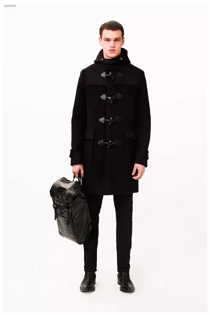 Showcasing modest styles for its pre-fall 2015 menwear collection look book, Givenchy enthüllt e Bléck op déi kommend Saison mat der Hëllef vu Modeller Andres Velencoso Segura a Filip Hrivnak. Fokusséiert op Oberbekleedung, Trimm, ofgeschniddene Oberbekleedung ginn duerch einfache Stécker a schlank Hosen verbonnen.